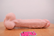 Dildo s prísavkou a semenníkmi Maxim (24 cm) – na stole