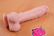 Dildo s prísavkou a semenníkmi Maxim (24 cm) – na stole