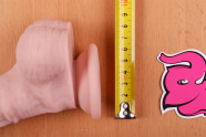 Dildo s prísavkou a semenníkmi Maxim (24 cm) – meriame