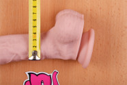 Dildo s prísavkou a semenníkmi Maxim (24 cm) – meriame