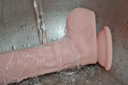 Dildo s prísavkou a semenníkmi Maxim (24 cm) – údržba