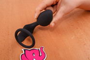 Análny kolík s erekčným krúžkom Ring & Plug, v ruke