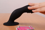 Análne dildo Black Stud – ohybnosť