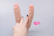 Realistické dildo Double Pleasure (18 cm), v ruke