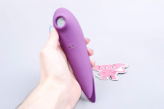 Tlakový vibrátor Birdie Boo, v ruke