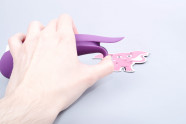 Tlakový vibrátor Birdie Boo, v ruke