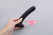 Análne dildo s prísavkou Matter Of The Heart (14,5 cm), v ruke