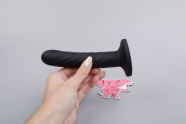 Análne dildo s prísavkou Matter Of The Heart (14,5 cm), v ruke
