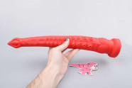 Monster dildo s prísavkou Octopoda (32 cm), v ruke