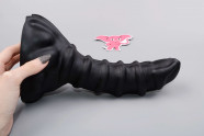 Monster dildo Leviathan (23,5 cm), v ruke