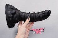 Monster dildo Leviathan (23,5 cm), v ruke