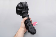 Monster dildo Leviathan (23,5 cm), v ruke