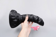 Monster dildo Leviathan (23,5 cm), v ruke