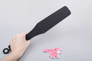Silikónová plácačka Black Spanker, v ruke