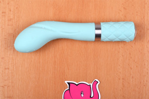 Silikónový vibrátor Sassy Aquamarine, na stole