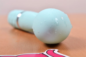 Silikónový vibrátor Sassy Aquamarine, na stole
