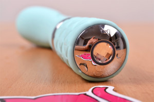 Silikónový vibrátor Sassy Aquamarine, záber na tovládanie