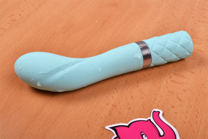 Silikónový vibrátor Sassy Aquamarine, na stole