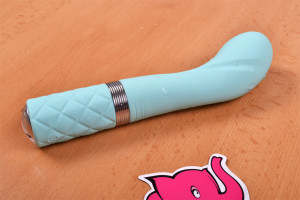 Silikónový vibrátor Sassy Aquamarine, na stole