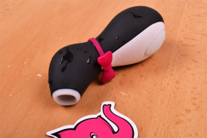 Satisfyer Pro Penguin - pohľad na pomôcku zo strany