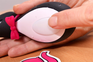 Satisfyer Pro Penguin - fotíme tlačidlo na ovládanie a zapnutie