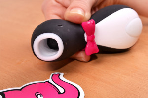 Satisfyer Pro Penguin - fotenie pomôcky zo strany
