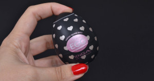 Tenga Egg Lovers masturbátor, v ruke