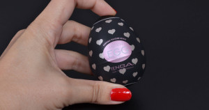 Tenga Egg Lovers masturbátor, v ruke