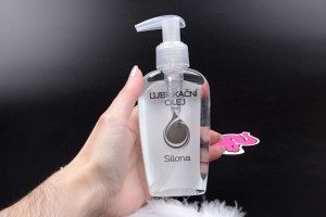 Silikónový olej Silona (130 ml), v ruke