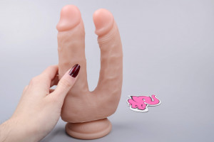 Realistické dildo Double Pleasure (18 cm), v ruke